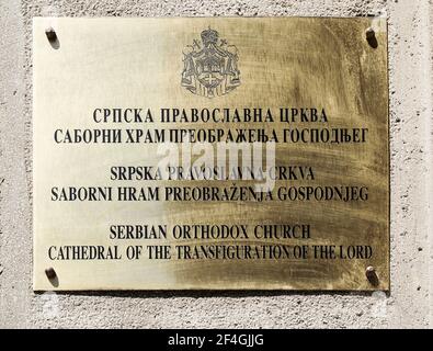 Zagreb, Kroatien, Republika Hrvatska. Die orthodoxe Kathedrale, die der Verklärung Jesu gewidmet ist, wurde 1866 nach einem Entwurf des kroatischen Architekten Franjo Klein erbaut. Es wurde 1883-1884 vom Architekten Herman Bollé restauriert. Der Glockenturm wurde 1899 gebaut, während die Fassade in den Jahren 1913-1914 komplett verändert wurde.die Plakette außerhalb der Kathedrale. Stockfoto