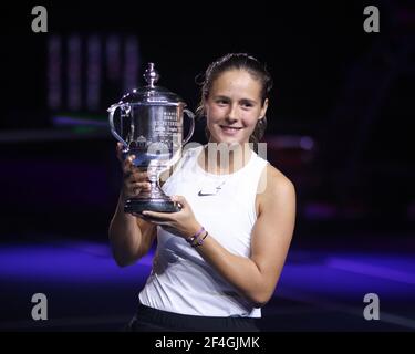 St. Petersburg, Russland. März 2021, 21st. Daria Kasatkina von Russland mit der Trophäe während der Preisverleihung des St. Petersburg Ladies Trophy 2021 Tennisturnier WTA 500. (Foto: Maksim Konstantinov/SOPA Image/Sipa USA) Quelle: SIPA USA/Alamy Live News Stockfoto