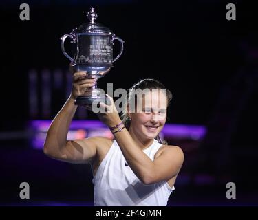 St. Petersburg, Russland. März 2021, 21st. Daria Kasatkina von Russland mit der Trophäe während der Preisverleihung des St. Petersburg Ladies Trophy 2021 Tennisturnier WTA 500. (Foto: Maksim Konstantinov/SOPA Image/Sipa USA) Quelle: SIPA USA/Alamy Live News Stockfoto