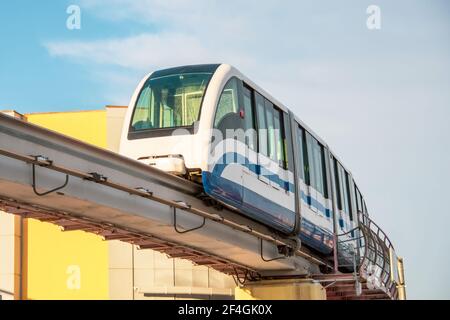 Der Hochgeschwindigkeitszug der U-Bahn auf der Luftbrücke kommt an Der Station Stockfoto