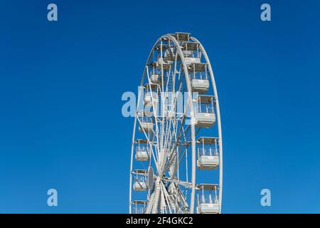 Zamora, Spanien. März 20,2021. Weißes Riesenrad mit dem blauen Himmel im Hintergrund während der Ostermesse der Attraktionen. Stockfoto