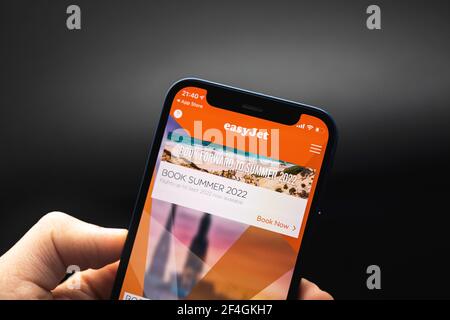 Charkow, Ukraine - 17. März 2021: Die Easyjet-App auf dem Bildschirm Stockfoto