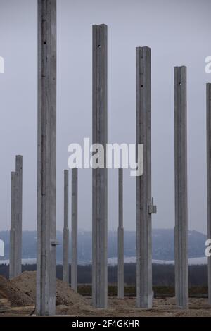 Der Säulenbau einer Industriehalle Stockfoto