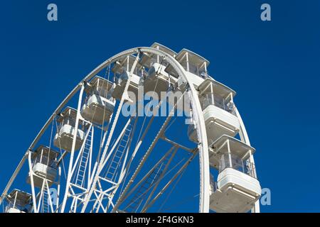 Zamora, Spanien. März 20,2021. Weißes Riesenrad mit dem blauen Himmel im Hintergrund während der Ostermesse der Attraktionen. Stockfoto