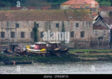 Touring-Boote (ehemalige Rabelo-Boote) auf einem Dock entlang des Douro Flusses. Porto, Portugal Stockfoto