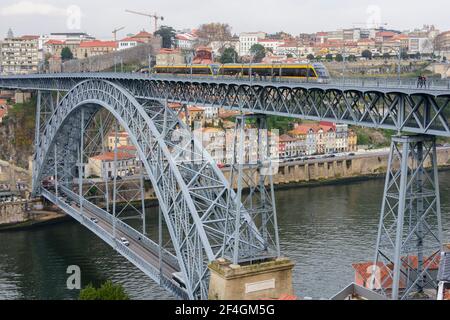 Straßenbahn auf der Brücke Dom Luís I, Porto, Portugal, Stockfoto