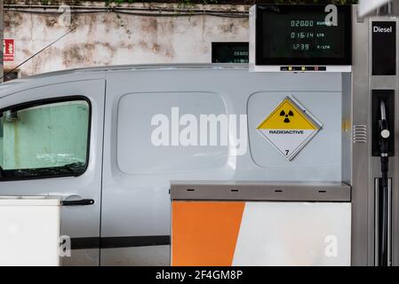 Transporter mit radioaktiven Gefahrenetiketten, Schilder, die im europäischen Abkommen über die Beförderung gefährlicher Güter auf der Straße (ADR) enthalten sind Stockfoto