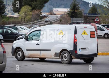 Transporter mit radioaktiven Gefahrenetiketten, Schilder, die im europäischen Abkommen über die Beförderung gefährlicher Güter auf der Straße (ADR) enthalten sind Stockfoto