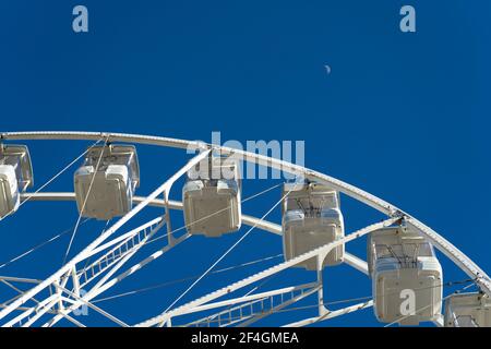 Zamora, Spanien. März 20,2021. Weißes Riesenrad mit dem blauen Himmel im Hintergrund während der Ostermesse der Attraktionen. Stockfoto