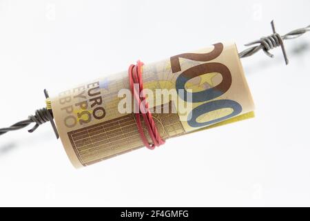 200 Euro Banknoten gerollt und hängen auf Stacheln Draht Stockfoto