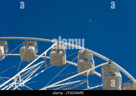 Zamora, Spanien. März 20,2021. Weißes Riesenrad mit dem blauen Himmel im Hintergrund während der Ostermesse der Attraktionen. Stockfoto