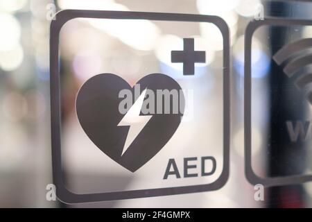 Ein automatisiertes externes Defibrillator-AED-Schild an einem öffentlichen Ort. Notfall-Defibrillator. Stockfoto