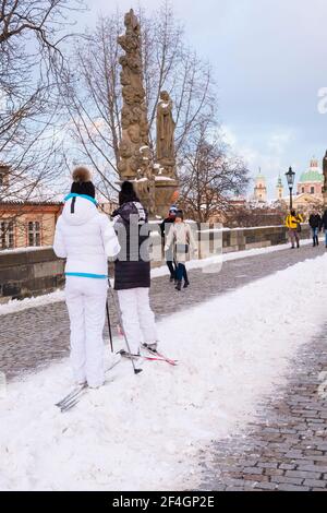 Skifahrer, Karluv Most, Karlsbrücke, Prag, Tschechische Republik Stockfoto