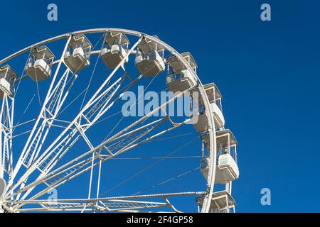 Zamora, Spanien. März 20,2021. Weißes Riesenrad mit dem blauen Himmel im Hintergrund während der Ostermesse der Attraktionen. Stockfoto