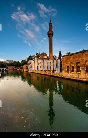 Die Moschee auf der Nordseite des Halil ur-Rahman Sees, Balikligol), wurde von Raqqa Gouverneur Rıdvan Ahmet Pascha im Jahr 1736 (Hijri,1149) gebaut. Stockfoto