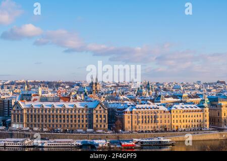 Winterlicher Blick über die Moldau in Richtung Altstadt, Prag, Tschechien Stockfoto