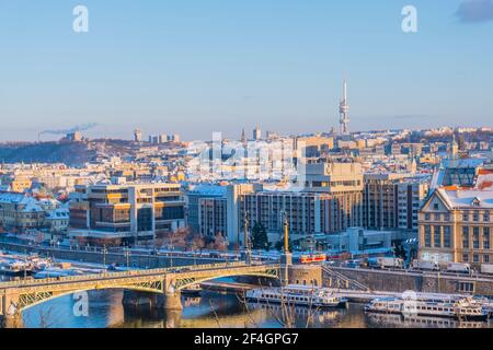 Winterlicher Blick über die Moldau in Richtung Altstadt, Karlin und Zizkov, Prag, Tschechische Republik Stockfoto