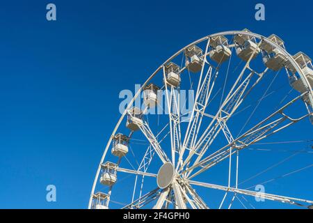 Zamora, Spanien. März 20,2021. Weißes Riesenrad mit dem blauen Himmel im Hintergrund während der Ostermesse der Attraktionen. Stockfoto