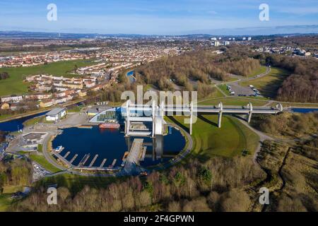 Luftaufnahme des Falkirk Wheel ein rotierender Bootslift in Zentral-Schottland, der den Forth und Clyde Canal mit dem Union Canal verbindet. Stockfoto