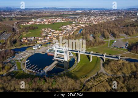 Luftaufnahme des Falkirk Wheel ein rotierender Bootslift in Zentral-Schottland, der den Forth und Clyde Canal mit dem Union Canal verbindet. Stockfoto