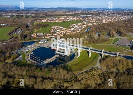 Luftaufnahme des Falkirk Wheel ein rotierender Bootslift in Zentral-Schottland, der den Forth und Clyde Canal mit dem Union Canal verbindet. Stockfoto