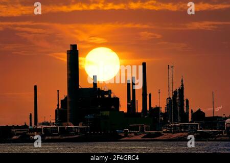 Sonnenuntergänge über dem Industriekomplex am Mississippi River in der Nähe von St. Louis Missouri Stockfoto