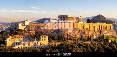 Panorama von Athen mit Akropolis Hügel bei Sonnenuntergang, Griechenland. Die Akropolis von Athen befindet sich auf einem felsigen Ausbiss über der Stadt Athen und enthält die Stockfoto