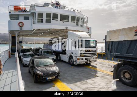 Paros, Griechenland - 28. September 2020: Autos auf der Fähre zwischen den Inseln Paros und Antiparos. Kykladen, Griechenland Stockfoto