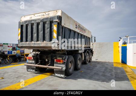 Paros, Griechenland - 28. September 2020: Ein LKW auf der Fähre zwischen den Inseln Paros und Antiparos. Kykladen, Griechenland Stockfoto