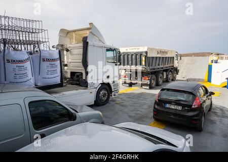 Paros, Griechenland - 28. September 2020: Autos auf der Fähre zwischen den Inseln Paros und Antiparos. Kykladen, Griechenland Stockfoto