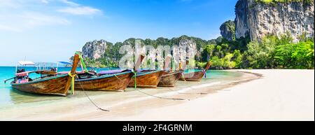 Thai traditionelle hölzerne Langschwanzboot und schönen Sand Railay Beach in Krabi Provinz. Ao Nang, Thailand. Stockfoto