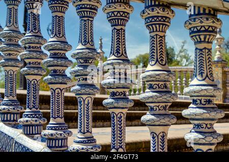 Nahaufnahme einer Keramikbalustrade an der Plaza de España, Sevilla, Spanien. Stockfoto