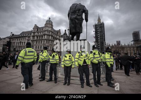 Coronavirus: Tausende von Anti-Lockdown-Demonstranten marschieren unter starker Polizeiüberwachung vom Hyde Park nach Westminster. London, Großbritannien. Stockfoto