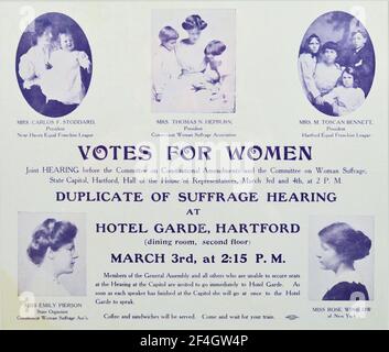 Pappplakat, das ein Treffen der Connecticut Woman Suffrage Association ankündigt, mit Porträts von lokalen Wahlführern, darunter Ruza Wenclawska (Rose Winslow) und Katherine Martha Houghton Hepburn mit ihrer Tochter, zukünftiger Schauspielerin Katharine Hepburn, gedruckt für den amerikanischen Markt, März 1915. Fotografie von Emilia van Beugen. () Stockfoto