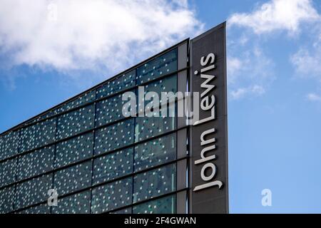 Eine Nahaufnahme des John Lewis-Ladenzeichens in Cardiff, Wales, Vereinigtes Königreich. Stockfoto