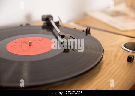 Retro-Player mit einer Vinyl-Scheibe auf verschwommenem Hintergrund.Altes Grammophon Plattenspieler mit disc.playing Vinyl Nahaufnahme mit Nadel auf der Aufzeichnen Stockfoto