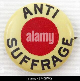 Anti-Wahlrecht Zelluloid Pin oder Knopf, mit einem roten und weißen Bullseye oder abstrakte Rose Design und der Text "Anti-Wahlrecht", hergestellt von Whitehead und Hoag Company, New Jersey, 1915. Fotografie von Emilia van Beugen. () Stockfoto