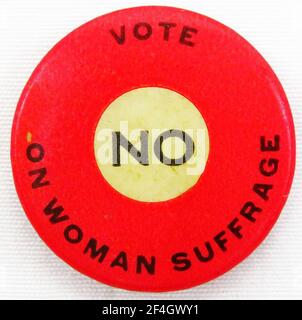 Anti-Wahlrecht Zelluloid Pin oder Knopf, mit einem roten und weißen Bullseye-Design und der Text "Vote No on Woman Suffrage", hergestellt für den amerikanischen Markt, 1900. Fotografie von Emilia van Beugen. () Stockfoto