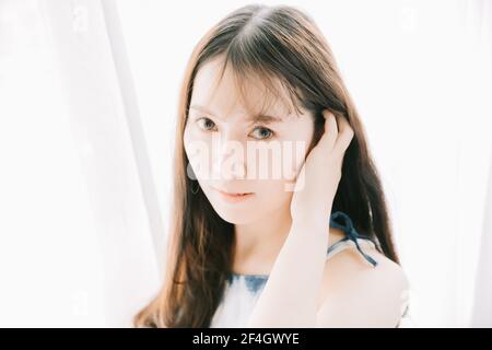 Portrait schöne asiatische Mädchen suchen in weiß Zimmer Film vintage Stil Stockfoto