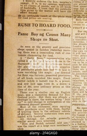 „Rush to Hoard Food“-Schlagzeile über den panischen Lebensmittelkauf bei der Kriegserklärung in der Tageszeitung Daily News & Reader vom 5. August 1914. Stockfoto