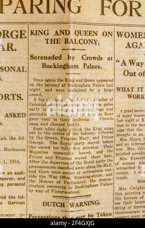 „König und Königin auf dem Balkon“ berichtete am 5. August 1914 in der Tageszeitung Daily News & Reader über die Parade zum Buckingham Palace. Stockfoto