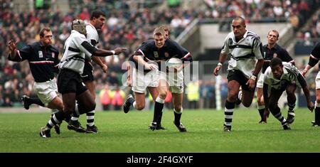 RUGBY-WELTMEISTERSCHAFT ENGLAND V FIDSCHI IN TWICKENHAM 20/10/99. WILL GREENWOOD. BILD DAVID ASHDOWN.Rugby Union World Cup 1999 England gegen Fidschi Oktober 1999 Matt Perry das England ist während des Viertelfinalspiels gegen Fidschi in Twickenham voll zurück Stockfoto