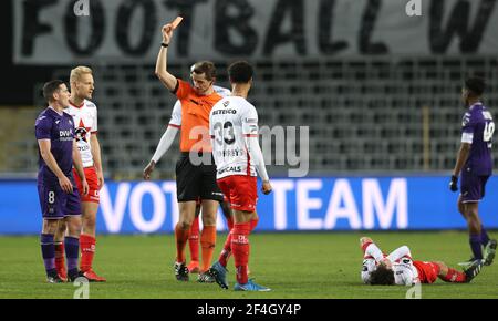 Anderlechts Joshua Cullen erhält eine rote Karte vom Schiedsrichter bei einem Fußballspiel zwischen RSC Anderlecht und SV Zulte Waregem, Sonntag, 21. März 20 Stockfoto