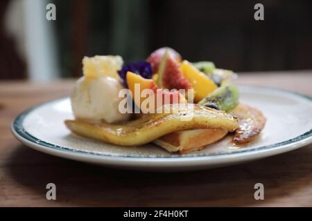 Dessert gebackene Waffeln mit Früchten Kiwo Traube und Vanille Eis im Vintage-Stil Stockfoto