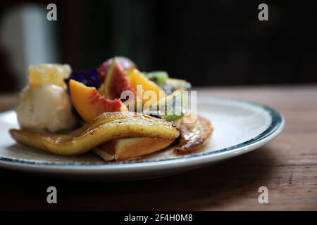 Dessert gebackene Waffeln mit Früchten Kiwo Traube und Vanille Eis im Vintage-Stil Stockfoto