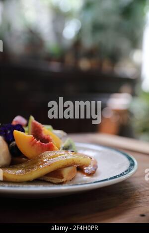 Dessert gebackene Waffeln mit Früchten Kiwo Traube und Vanille Eis im Vintage-Stil Stockfoto