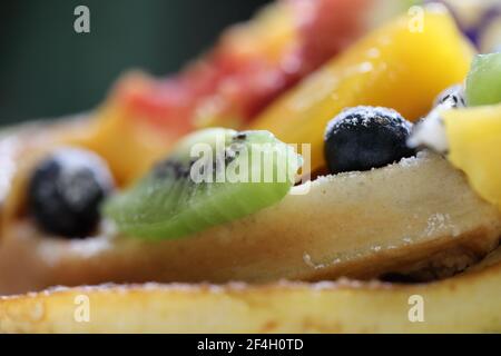 Dessert gebackene Waffeln mit Früchten Kiwo Traube und Vanille Eis im Vintage-Stil Stockfoto