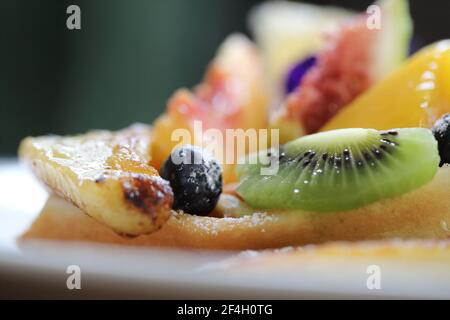 Dessert gebackene Waffeln mit Früchten Kiwo Traube und Vanille Eis im Vintage-Stil Stockfoto