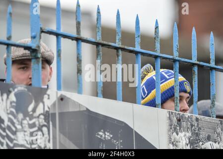 Featherstone, England - 21st. März 2021 - Fans hinter Fence sehen Rugby League Betfred Challenge Cup 1 Spiel zwischen Featherstone Rovers und Bradford Bulls im Millenium Stadium, Featherstone, UK Dean Williams/Alamy Live News Stockfoto