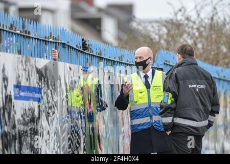 Featherstone, England - 21st. März 2021 - Sicherheitsgespräche mit Fans hinter Fence, während sie Rugby League Betfred Challenge Cup 1 Spiel zwischen Featherstone Rovers gegen Bradford Bulls im Millenium Stadium, Featherstone, UK Dean Williams/Alamy Live News Stockfoto
